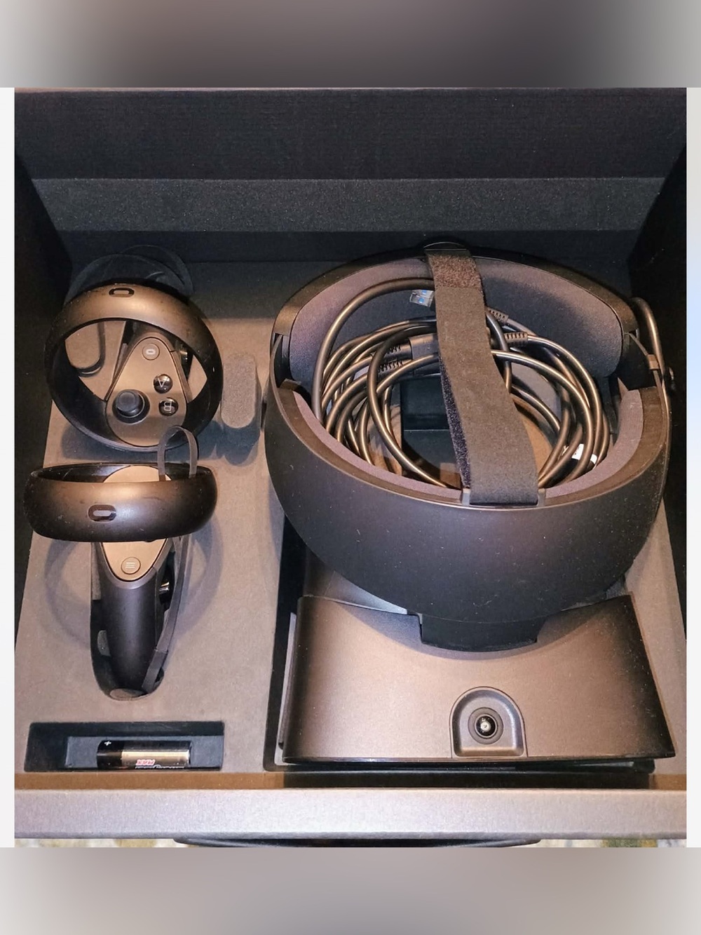 Oculus Rift S PC-powered Headset & 2 Controllers w/ Box - Picture 2 of 10